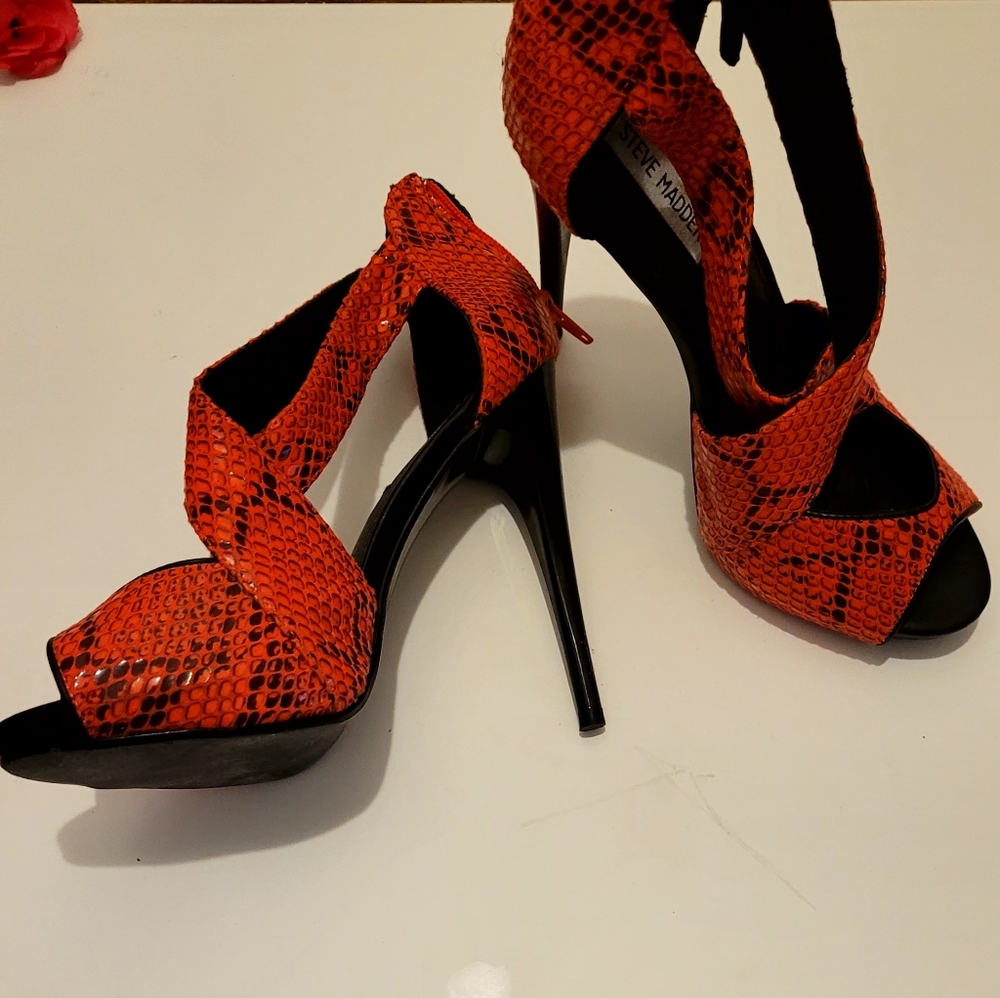 Size 8 Steve Madden Heels sooo Sexy.